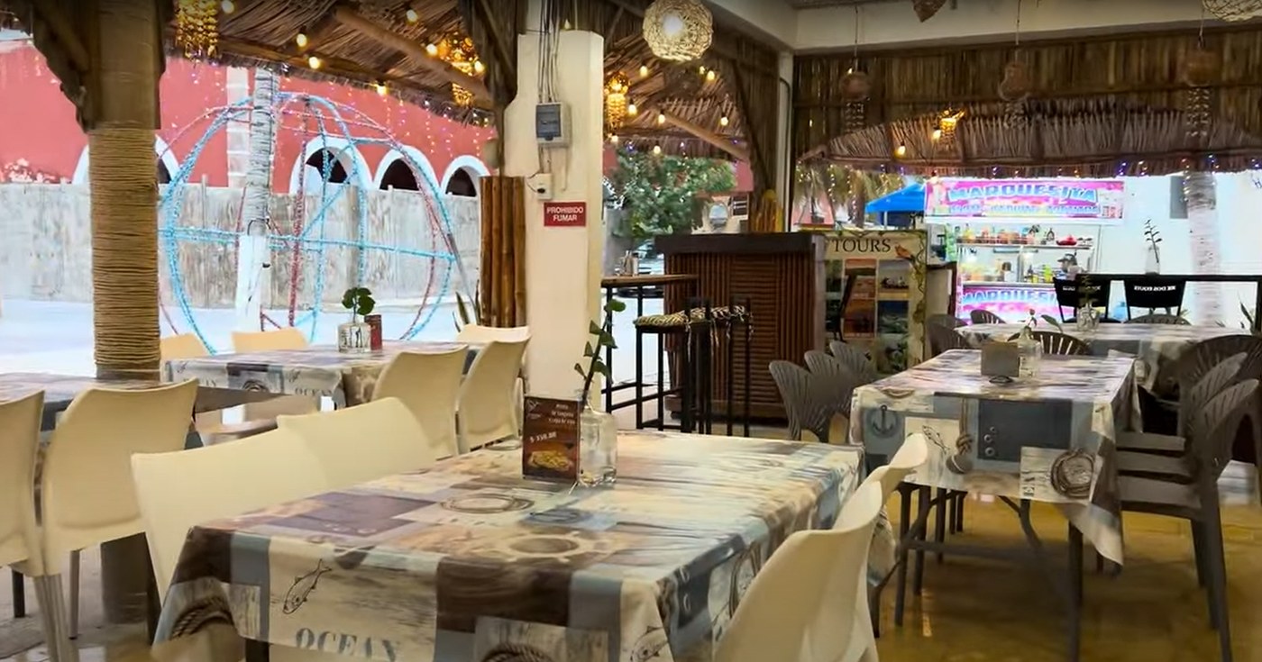 Interior de un restaurante en Sisal
